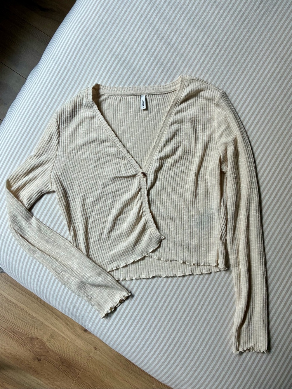 NWOT Only beige ribbed v-neck cropped off campus hannah style cardigan